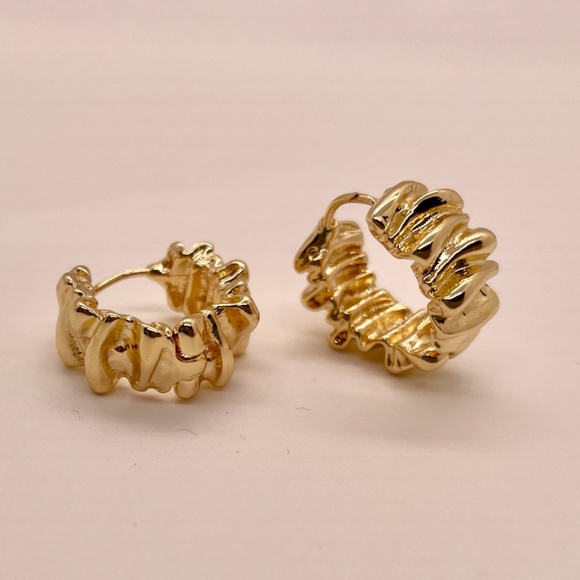 ❤️ FREE Abstract Wave Modern Minimalist Chic Glam Classy Elegant Hoop Earrings - Picture 4 of 5